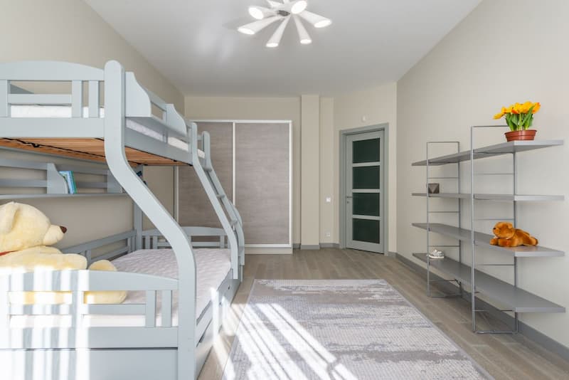 Une chambre avec des rangements pratiques