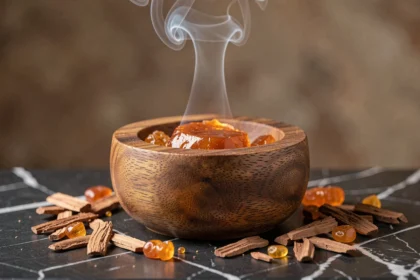 Brûleur d'encens arabe en bois avec résine oud fumante sur marbre sombre, encens traditionnel envoûtant