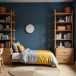 Chambre garçon avec murs bleu marine et étagères en bois chêne pour un rangement structuré et coloré