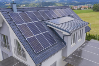 Comment l’IA révolutionne la gestion énergétique avec les onduleurs solaires ?