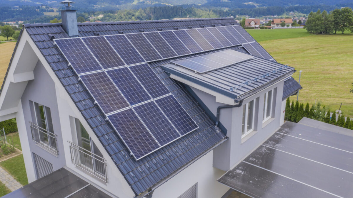 Comment l’IA révolutionne la gestion énergétique avec les onduleurs solaires ?