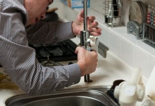 Fuite d’eau : pourquoi faire appel à un plombier professionnel ?