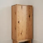 Meuble à chaussures Nano en chêne naturel dans une entrée minimaliste aux murs blancs