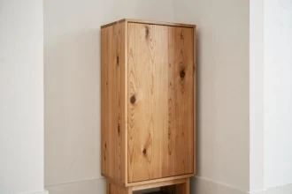 Meuble à chaussures Nano en chêne naturel dans une entrée minimaliste aux murs blancs