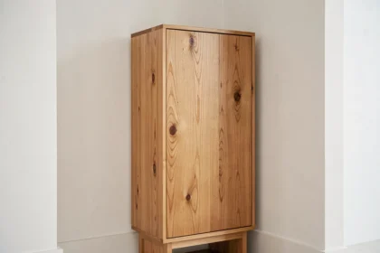 Meuble à chaussures Nano en chêne naturel dans une entrée minimaliste aux murs blancs