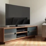 Meuble TV d'angle avec portes vitrées dépoli dans un salon moderne au parquet en chêne clair