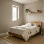 Petite chambre garçon ado avec peinture greige apaisante pour agrandir visuellement l'espace