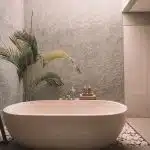 Pourquoi faut-il engager un professionnel pour installer une salle de bain ?