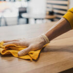 Pourquoi bien nettoyer les surfaces en bois fait toute la différence ?