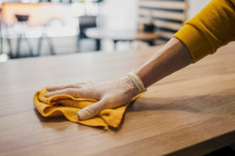 Pourquoi bien nettoyer les surfaces en bois fait toute la différence ?