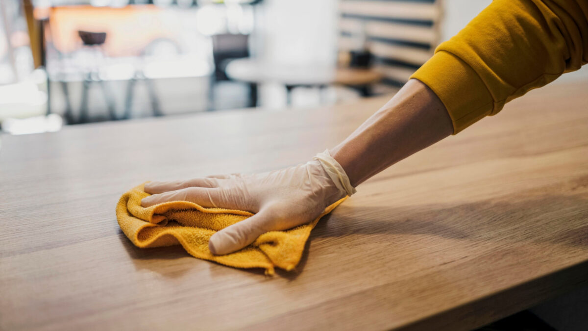 Pourquoi bien nettoyer les surfaces en bois fait toute la différence ?