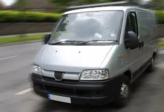 Transport de meubles : pourquoi louer un véhicule utilitaire avec chauffeur ?